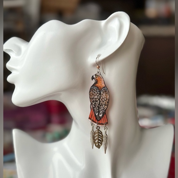 Designed and handpainted red tail hawk earrings OOAK eagle bird of prey feathers - Picture 3 of 5
